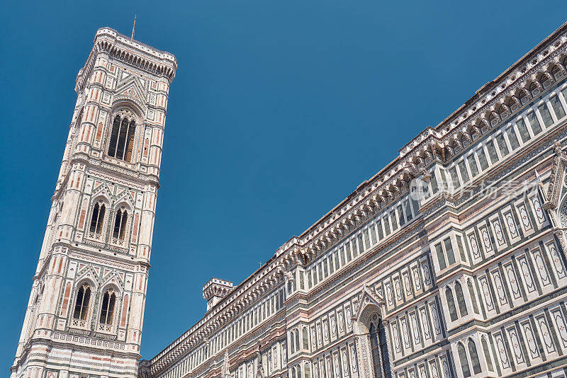 乔托的钟楼与蓝色的天空，细节右边的圣玛丽亚del Fiore大教堂在佛罗伦萨